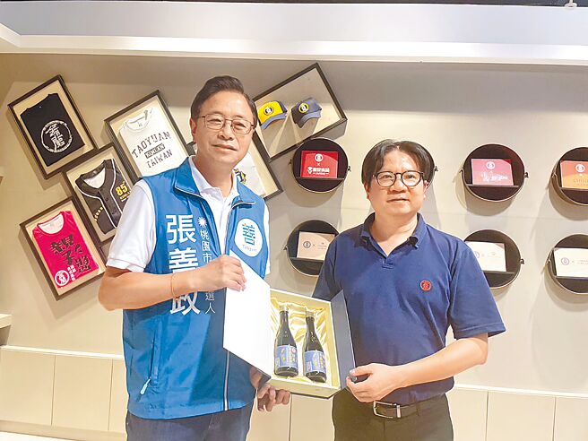 国民党桃园市长参选人张善政（左）参访金兰酱油博物馆，提出观光政策。（吕筱蝉摄）