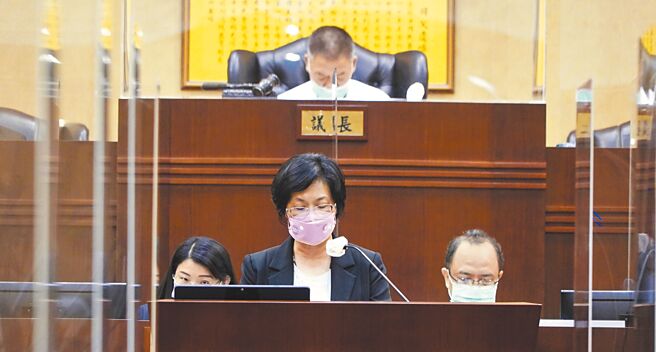 彰化县长王惠美议会施政报告秀肌肉。（吴建辉摄）
