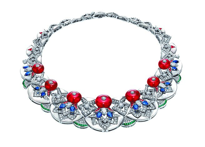 宝格丽Divas’Dream彩宝项炼，主石为7颗红碧玺圆珠，以及镶嵌蓝宝石、祖母绿和钻石。（BVLGARI提供）