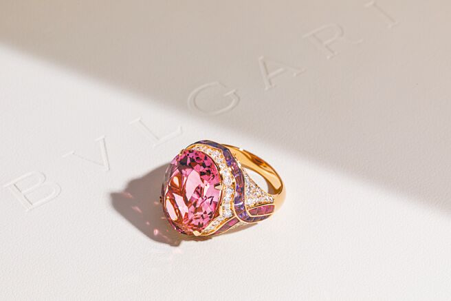 宝格丽尖晶石与红宝石戒指，主石为椭圆形阶梯式切割塔吉克尖晶石，重约17.27克拉。（BVLGARI提供）