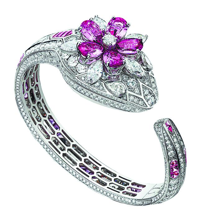 深受仕女喜爱的Serpenti神秘珠宝表，共镶嵌688颗、总重约16.95克拉的钻石，蛇首装饰粉红刚玉花朵。（BVLGARI提供）