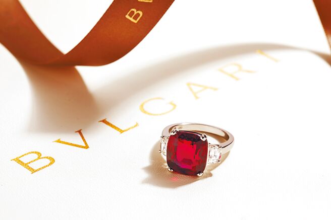 宝格丽红宝石戒指，主石是骨董枕形切割莫三比克红宝石，重约10.17克拉。（BVLGARI提供）