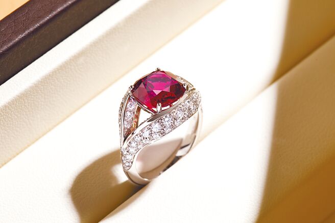 宝格丽红宝石戒指，主石是枕形切割缅甸鸽血红红宝石，重约5.05克拉。（BVLGARI提供）
