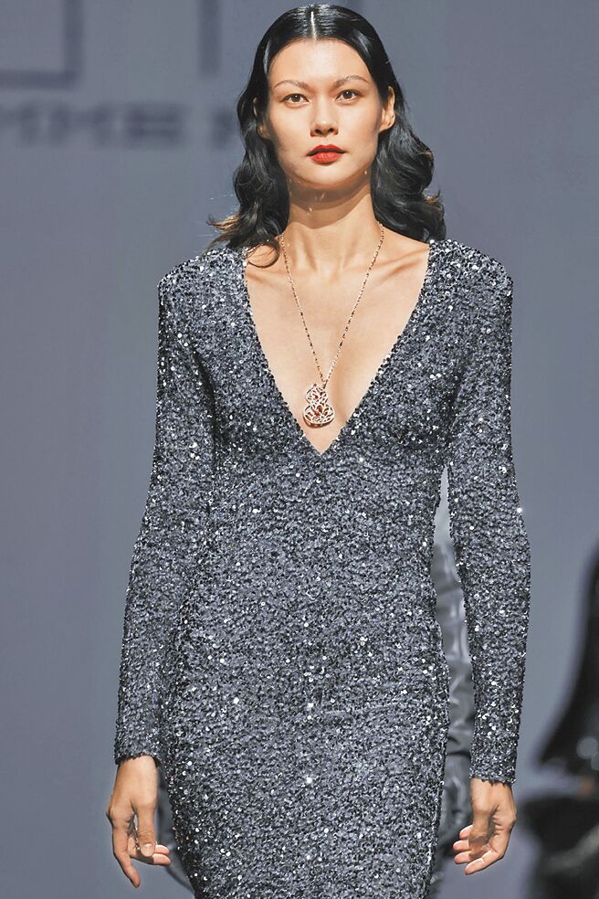 模特身穿吕燕创立的COMME MOI华服，佩戴Qeelin珠宝在上海时装周走秀。（Qeelin提供）