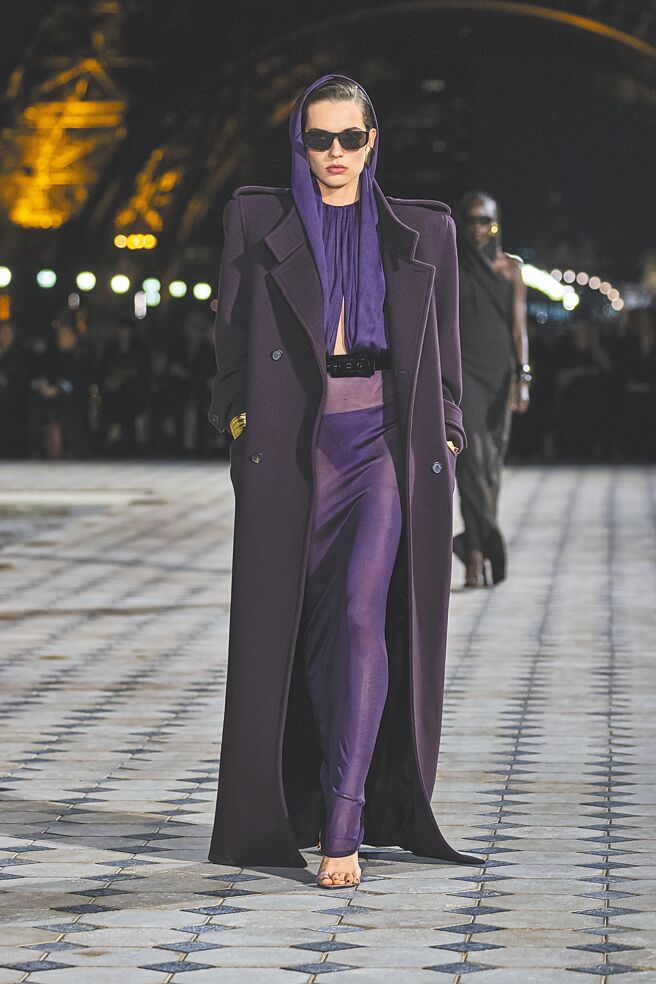 连身与齐长设计，是本季YSL的特色。（YSL提供）