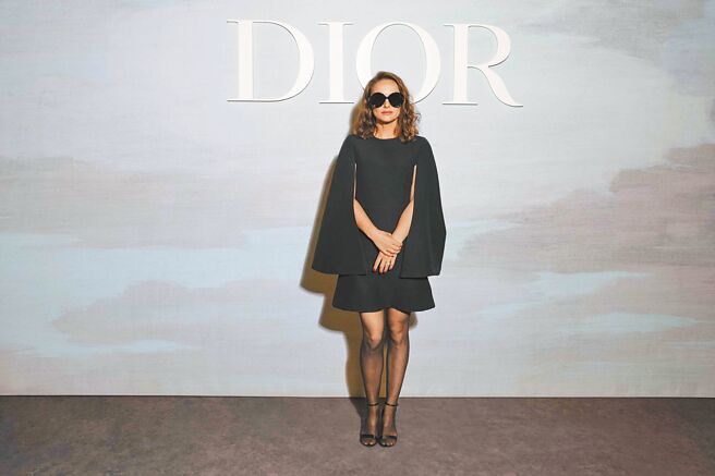 娜塔莉波曼近年较少现身萤光幕前，唯有Dior请得动她。（Dior提供）