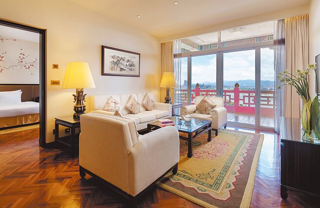 搭配西密道第2道门的导览行程，圆山大饭店推出许多食宿优惠活动；图为天际套房。（圆山大饭店提供）