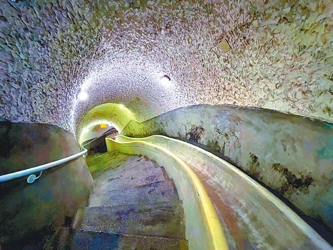 台北圆山大饭店推出「寻秘圆山　密境之光」导览行程；图为西密道的溜滑梯。（圆山大饭店提供）