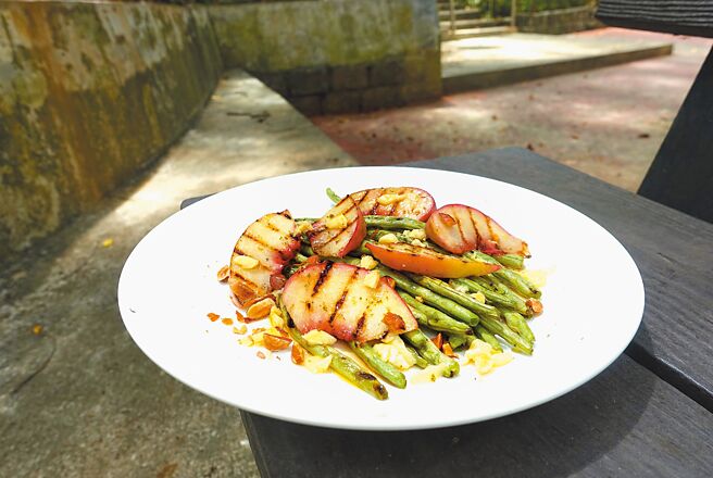 滋鲜味爽的炙烧蜜桃四季豆沙拉。水蜜桃炙后令人惊喜，滋味浓缩口感丰，可以独立出来另立山头当主角。（高静芬摄）