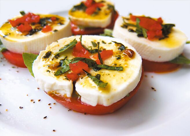 明亮奔放、清新平衡的义式番茄乳酪沙拉，提振了热天里的恹恹胃口。（高静芬摄）