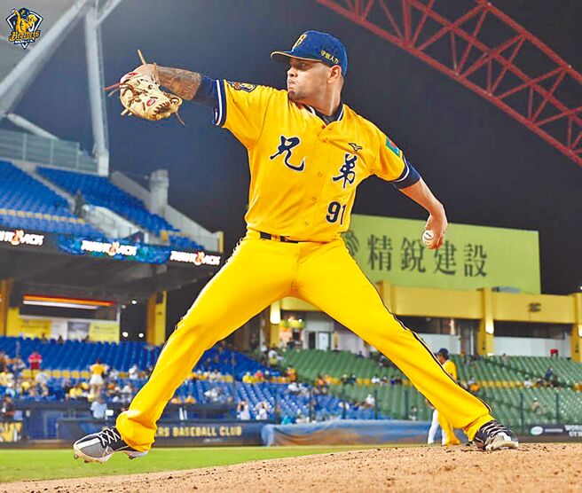 中信兄弟新洋投奥特罗，中职初登板，先发5.2局失2分，率领黄衫军击败乐天桃猿，勇夺9连胜。（中信兄弟提供）