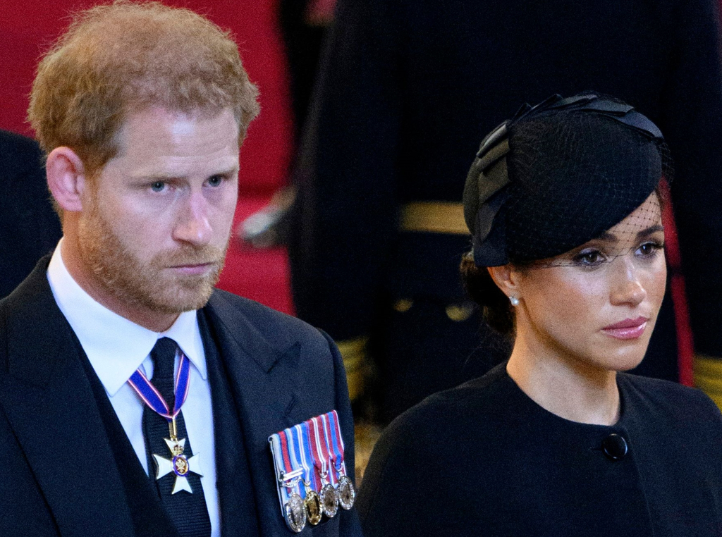 哈利和妻子梅根9月14日在伦敦西敏厅（Westminster Hall）迎灵，向已故的英国女王致敬后准备离去的神情。（达志图库/TGP）(photo:ChinaTimes)
