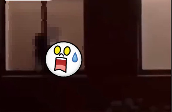 男女「大学厕所激战」，暧昧轮廓全被看光。（图／翻摄自微博）