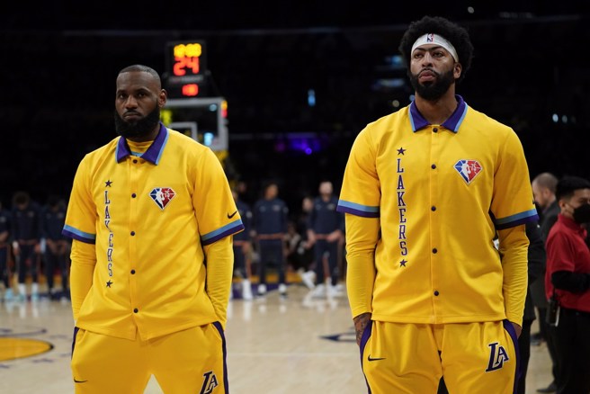 詹姆斯(左)希望安東尼戴維斯能在新球季接管球隊。(美聯社資料照)