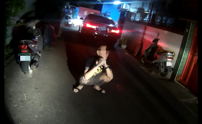 男駕車載友買消夜違規拒檢，逃進死巷後遭警查獲K盤，同車男子口袋中又搜出毒品。(葉庭欣翻攝)