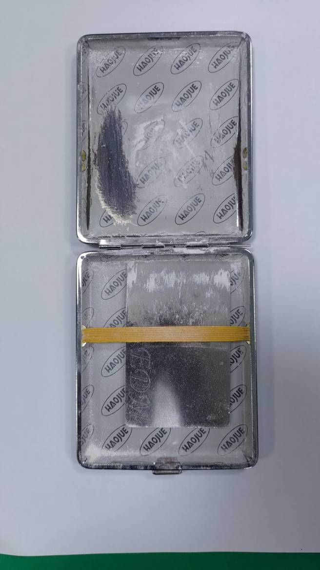 男駕車載友買消夜違規拒檢，逃進死巷後遭警查獲K盤，同車男子口袋中又搜出毒品。(葉庭欣翻攝)