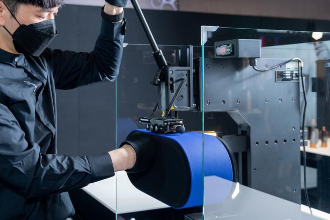 Dyson体验店独家提供礼盒个人化鐫刻服务，消费者可刻印自己或收礼者名字的英文缩写。（Dyson提供）