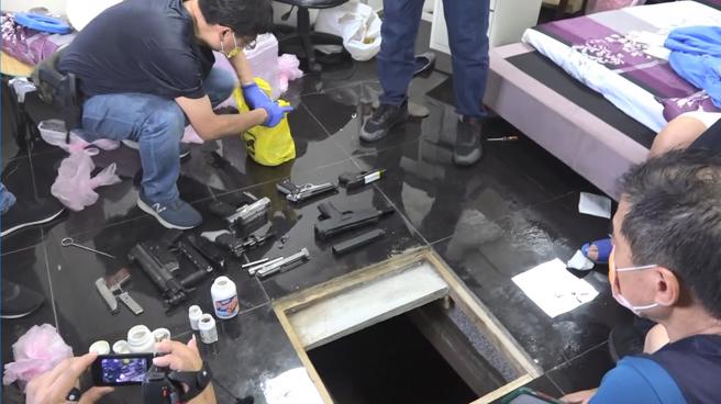 海巡破毒枭军火库 ，嫌犯将4衝锋枪6手枪藏「大理石地板」下密室。(海巡署提供)