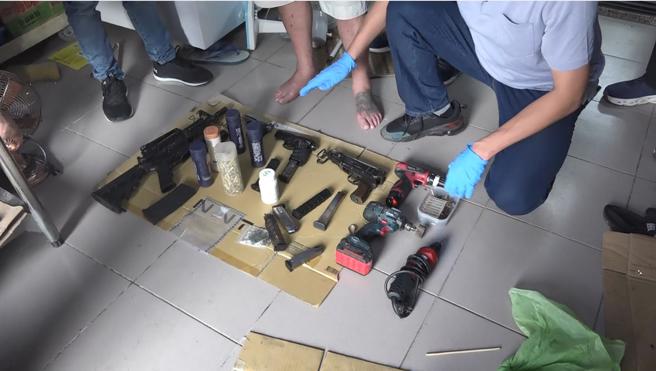 海巡干员起出的4把衝锋枪及6把手枪，近800发子弹火力相当强大。(海巡署提供)