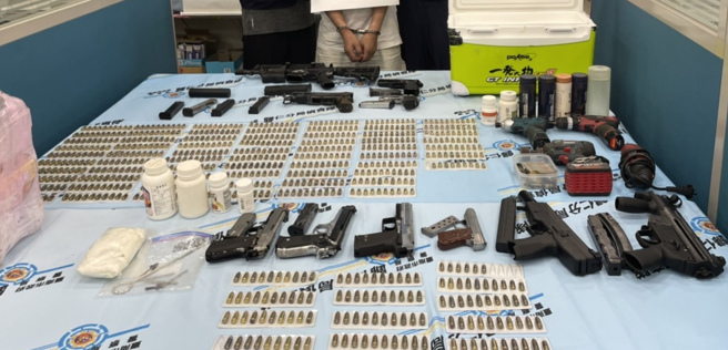 海巡干员起出的4把衝锋枪及6把手枪，近800发子弹火力相当强大。(海巡署提供)