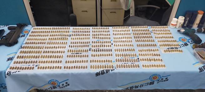 海巡干员起出的4把衝锋枪及6把手枪，近800发子弹火力相当强大。(海巡署提供)