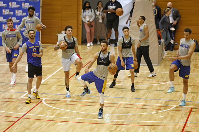 勇士正积极备战与巫师的季前热身赛。(美联社)