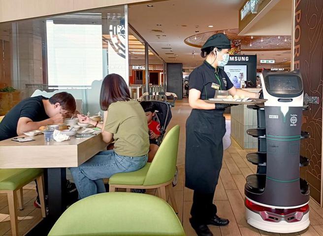 （因应展店需求，添好运扩大徵才并启用智能机器人服务。图／添好运提供）