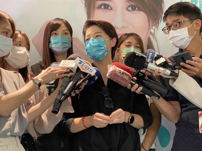 无党籍台北市长参选人黄珊珊（中）今出席「陈思宇竞选办公室暖屋活动」，会后受访。（陈薏云摄）