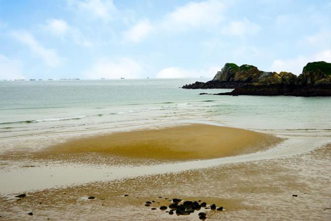 （隱身西莒坤坵沙灘與蛇島間的方塊海，讓遊客及攝影愛好者流連忘返。圖/業者提供）