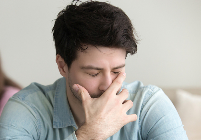 男子网恋砸40万宠女友，奔现结局惨了。（图／shutterstock）