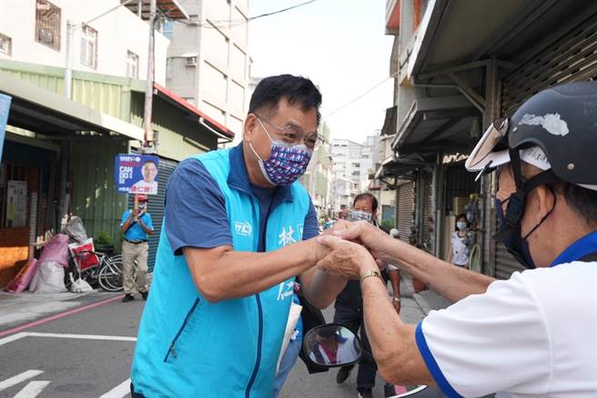 林耕仁今天上午至北區金竹里掃街拜票爭取支持。（新竹市政府提供／陳育賢新竹傳真）