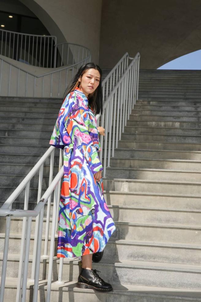 若綺鼓勵大家踴躍報名「2022時尚客家服飾設計競賽」。（伊林娛樂提供）