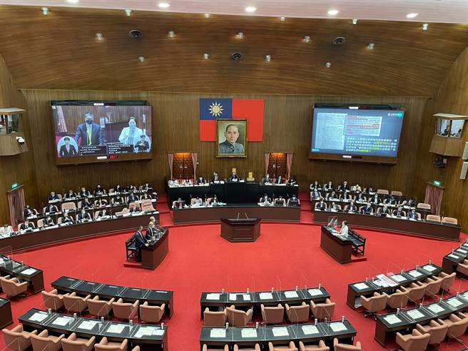 行政院长苏贞昌今（30日）率官员赴立法院施政报告并备询。（叶书宏摄）