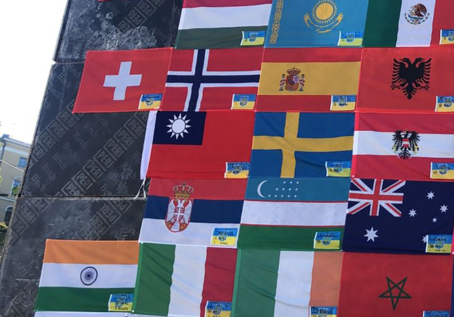 台湾在俄乌战争中对乌克兰的支持和援助获得回应，在乌国首都基辅独立广场一面墙上，6月初挂上数十面国旗，其中包括中华民国国旗。（中央社）