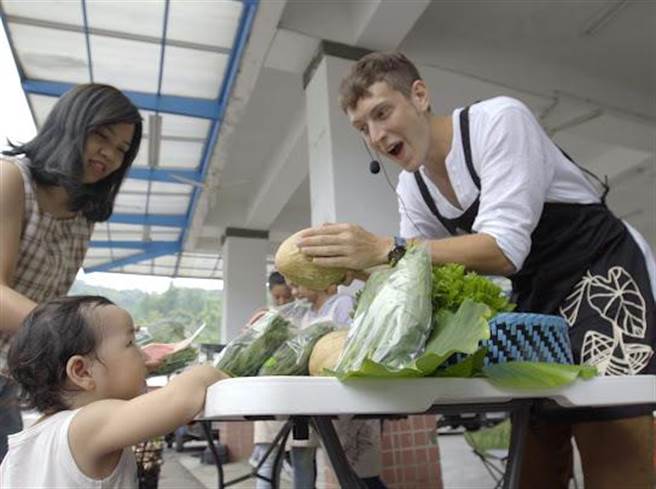 贾斯汀化身「叫卖哥」摆摊卖菜爆人气。（沃土影像提供）