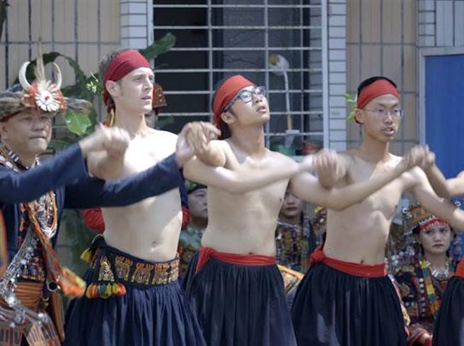 贾斯汀（左二）歌声打动全场。（沃土影像提供）