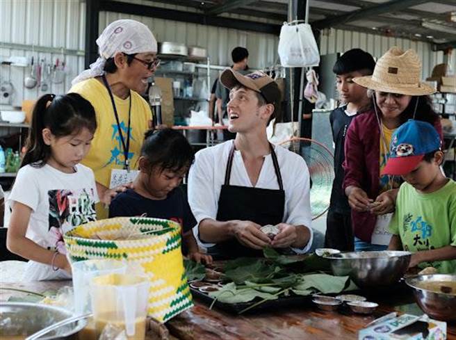 贾斯汀体验原住民文化。（沃土影像提供）