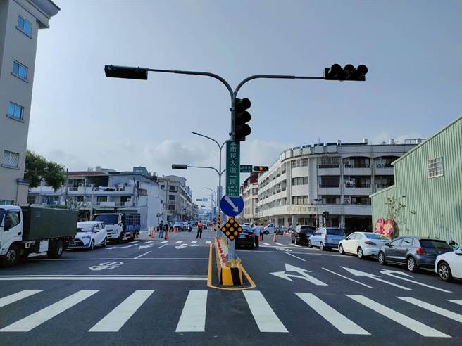 卢秀燕表示，她上任后极力争取第2期开辟工程，从台中市政府编列14亿，并将这条路命名为市民大道。（潘虹恩摄）