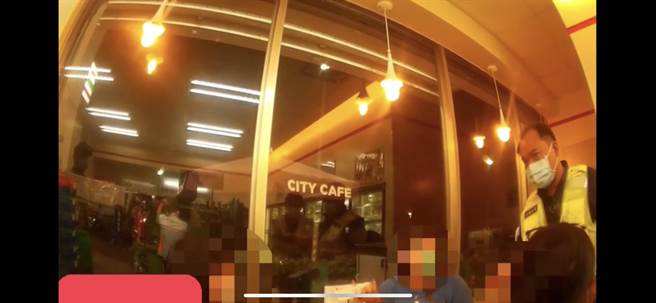 警方赶到场将现场所有人带回派出所了解，讯后将涉嫌恐吓诈欺罪女子送办。（翻摄照片／高雄洪靖宜传真）