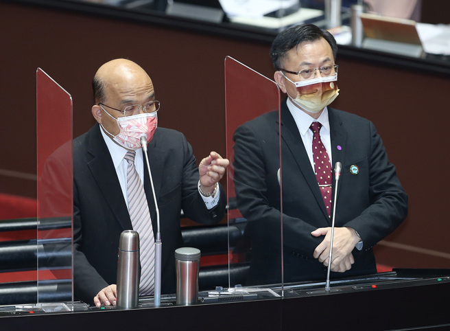 针对立委赖香伶询问府院是否有介入镜电视审照过程？行政院长苏贞昌（左）与国家通讯传播委员会（NCC）主委陈耀祥（右）皆当场否认。（姚志平摄）