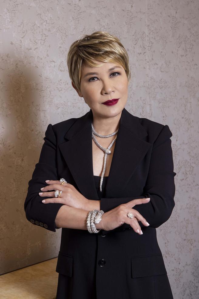 歌手黄小琥以黑色套装搭配宝格丽Serpenti系列钻石套组，展现巨星风范。（BVLGARI提供）