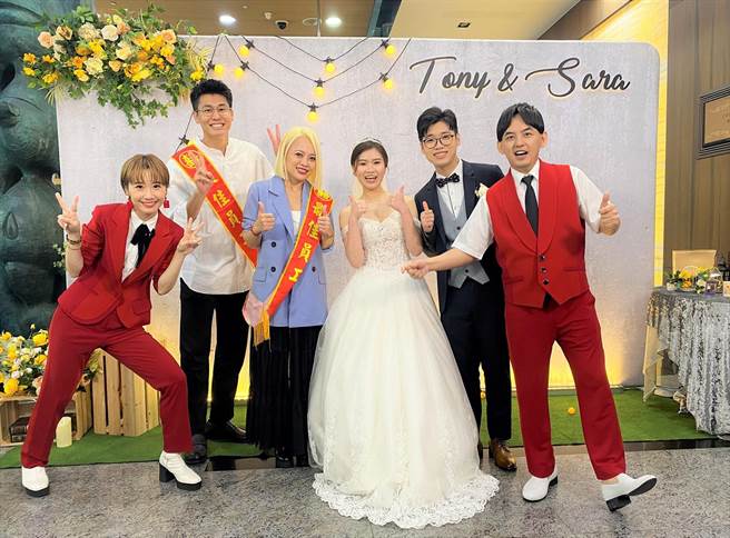 Lulu（左起）、风田、戴爱玲、新人、黄子佼开心录《婚礼歌手》最后一集。（东森综合台提供）