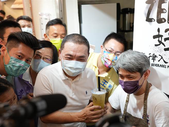 新北市长侯友宜(前排中)表示，这4年新北市所改造的10座市场在下个月都会完成，三重中央市场是市府改造的第9座，市场内部摊位贩售蔬果及肉品等，外店铺则有许多美食小吃。(黄敬文摄)