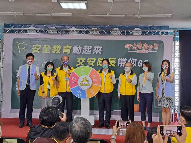 副总统赖清德（右4）担任交安总队长，呼吁各界一起加入宣传道路交通安全教育。（陈佑诚摄）