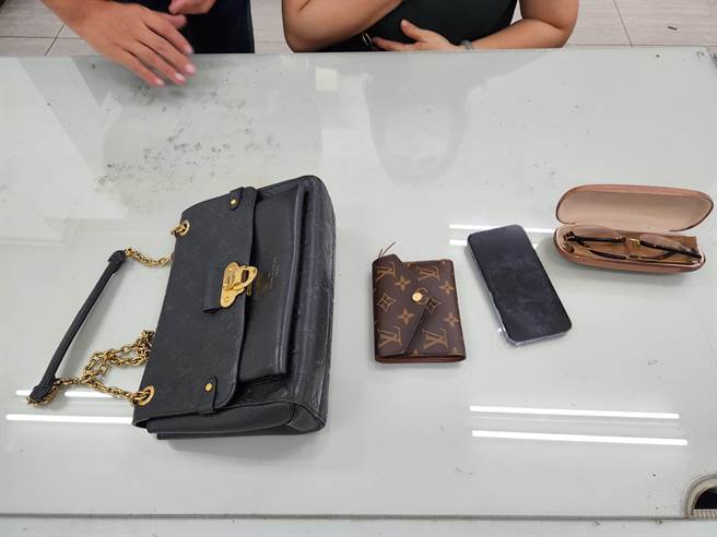 日前台中北區1家寵物店負責人李女在店前卸貨時，因車門未關導致車內貴重物品遭竊，損失價值近新台幣20萬元，幸經警方鍥而不捨的追查，7日內就找回失物。（中市警第二分局提供／潘虹恩台中傳真）