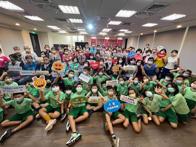 台中市社会局银向学习计画成果展合影。（陈淑娥摄）