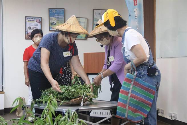 台中市社会局银向学习计画成果展，学员演出绘本。（陈淑娥摄）