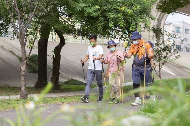 民進黨新竹縣長參選人周江杰（左）參加台灣帕金森病友權益促進會發起「誰帕誰、徒步環島」活動。（周江杰團隊提供／邱立雅竹縣傳真）