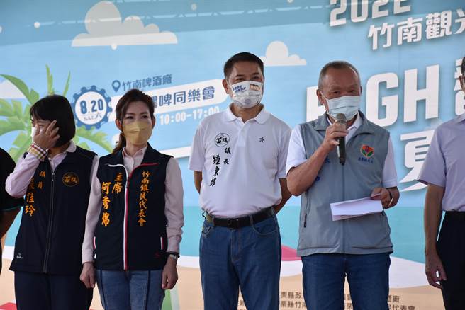 鍾東錦猛批徐定禎人和有問題，不如自己與縣長徐耀昌府會關係融洽。（謝明俊攝）