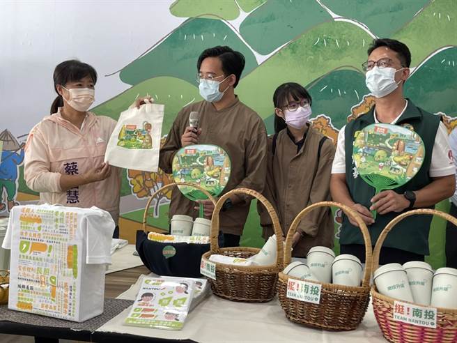 埔里在地青年以南投农特产绘制可爱插画，制作成南投愿景环保手提袋和扇子。（杨静茹摄）